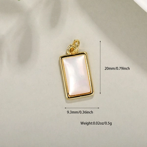 Vue détaillée d'un pendentif rectangulaire en nacre blanche avec cadre doré et dimensions