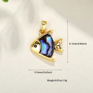Vue macro détaillée du pendentif poisson plaqué or avec incrustation d'abalone