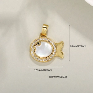 Pendentif poisson doré avec nacre blanche, 20mm x 17,5mm, poids 2,6g gros plan