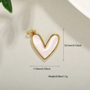 Détail d'un pendentif cœur plaqué or avec nacre blanche montrant les dimensions réelles