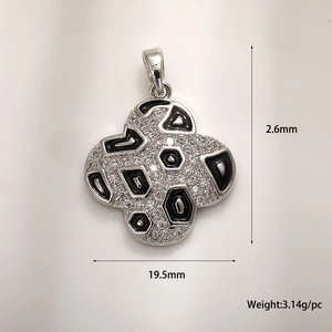Makroaufnahme des Kleeblatt-Anhängers mit 19,5 mm Breite und 3,14 g Gewicht