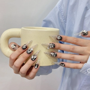 Handgefertigte Mandel-Kunstnägel mit schwarzem Glitzerverlauf, Perlen und Luxus-Strass