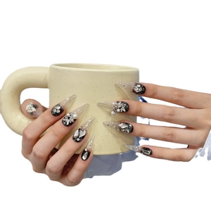 Handgefertigte lange Stiletto-Nägel mit 3D-Perlen, Strass und schwarzem Glitzer