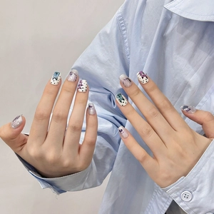 Faux ongles courts faits main avec motif chat, poudre d'aurore et pois noirs