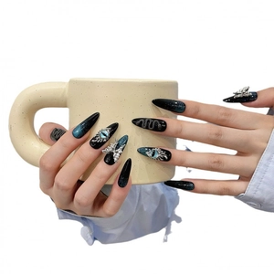 Dunkle Gothic-Klebenägel mit 3D-Schlangenanhänger und silbernem Schmetterling