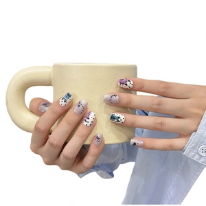 Faux ongles courts faits main avec chats peints et poudre d'aurore violette brillante