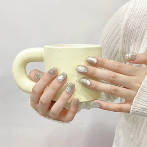 Handmade Sage Green Cat Eye Press On Nails With 3D Flower Artificial Pearl Elegant Short Squoval Fake Nails For Women Manicure Kit