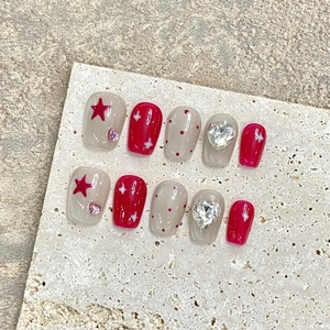 Faux ongles faits main avec points peints, étoiles et strass en forme de cœur