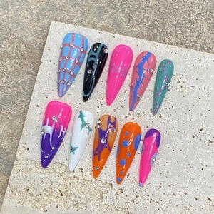 Faux ongles stiletto faits main avec graffiti colorés et décorations en strass