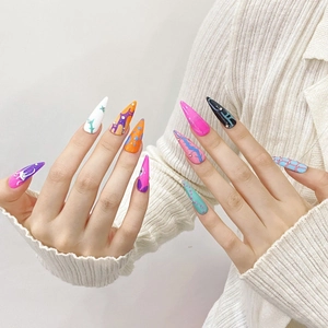 Faux ongles stiletto Y2K avec art abstrait peint à la main et détails en strass brillants