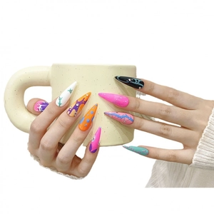 Faux ongles stiletto faits main avec motifs colorés et détails en strass