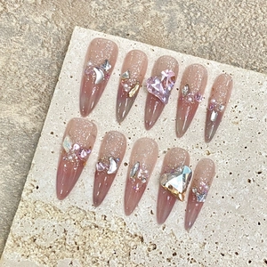 Faux ongles faits main dégradés avec cristaux cœur de luxe et breloques perles œil-de-chat