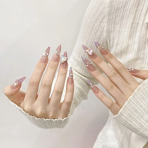 Faux ongles faits main longs stiletto avec dégradé rose lavande et cristaux brillants