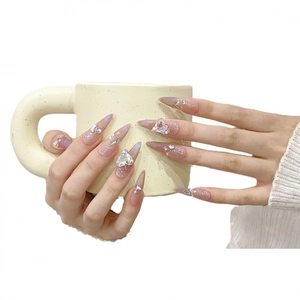 Faux ongles stiletto longs avec dégradé rose, strass cœur et paillettes argentées