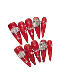 Faux ongles stiletto rouges pailletés avec strass floraux 3D pour le Nouvel An