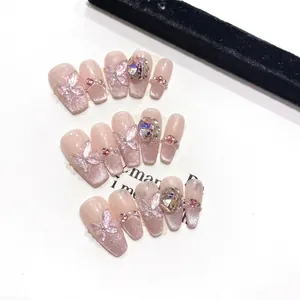 Unghie finte fatte a mano effetto cat-eye rosa con farfalle 3D e strass scintillanti