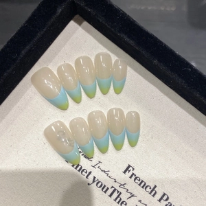 Faux ongles amande dégradé français bleu et vert citron, finition brillante