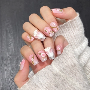 Faux ongles dégradés roses avec breloque renard 3D et motifs cerisiers peints