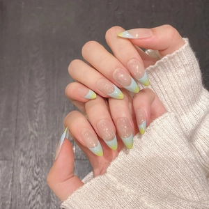 Faux ongles amande French manucure avec dégradé bleu et jaune sur base rose nude