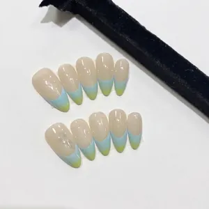Faux ongles amande faits main avec dégradé français bleu et vert et fini brillant