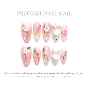 Détail de faux ongles dégradés roses avec renard 3D et fleurs en relief