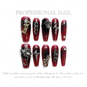 Faux Ongles à Presser Faits Main Gothique Dégradé Rouge Noir Forme Cercueil Décorations 3D Croix Métal Rose Chaîne Strass Ongles Longs