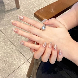 Faux ongles faits main dégradé rose et argent avec perles et paillettes brillantes