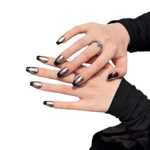 Zilveren chroom kunstnagels met zwarte French tips voor gothic en punk-stijlen