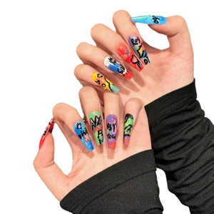 Uñas postizas trapezoidales largas con arte graffiti colorido y texto pintado a mano