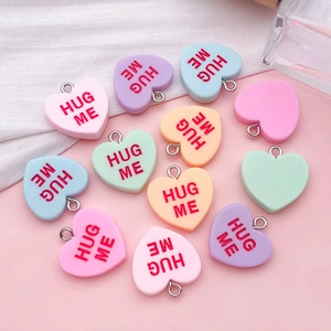 Pendentifs cœur en résine colorée avec texte Hug Me et anneaux pour création bijoux