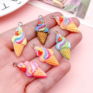 Main tenant six pendentifs en résine de cône de glace fraise arc-en-ciel pour bijoux DIY