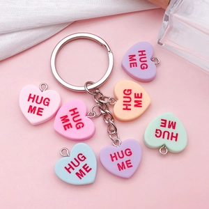 Pendentifs cœur en résine colorée avec texte Hug Me rouge sur porte-clés argenté