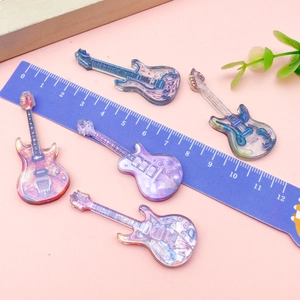 Detail der Gitarren-Acryl-Anhänger mit buntem Laserdruck und Maßstab-Referenz