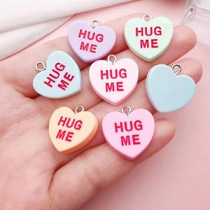 Pendentifs cœur en résine colorée avec texte HUG ME pour la création de bijoux et DIY
