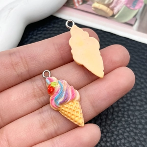 Détail de pendentifs en résine cornet de glace fraise arc-en-ciel pour bijoux DIY
