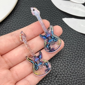 Detailansicht der E-Gitarre-Anhänger aus Acryl mit bunten Neonlinien und Glitzer für DIY