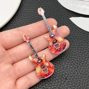 Detail von Gitarren-Anhängern aus Acryl mit rotem Flammenmuster für DIY-Bastelarbeiten