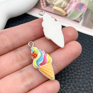 Détail du pendentif DIY cornet de glace fraise arc-en-ciel en résine avec anneau métal