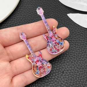 Detail von Neon-Acryl-Gitarrenanhängern für DIY-Schmuck mit lebhaftem beidseitigem Druck