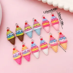 Colgantes de resina con forma de cono de helado de fresa para joyería DIY y bolsos