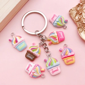 Mini portachiavi a forma di torta frappè in resina colorata con glitter e anelli in metallo