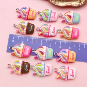 Dettaglio di ciondoli a forma di frappè in resina color macaron per creazioni fai da te