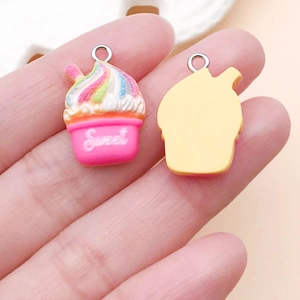 Dettaglio fronte e retro di un ciondolo in resina a forma di gelato arcobaleno con scritta