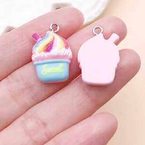 Dettaglio di un ciondolo cupcake in resina arcobaleno con anello d'argento per gioielli DIY