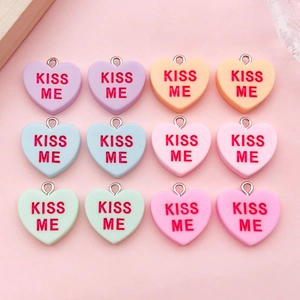 Süße Macaron Harz Herz DIY Anhänger Mit Kiss Me Brief Drucken Bunte Liebe Charms Für Schmuckherstellung Schlüsselanhänger Zubehör