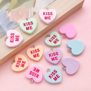 Bunte Herzanhänger aus Harz mit KISS ME Aufdruck und Metallringen in Pastellfarben