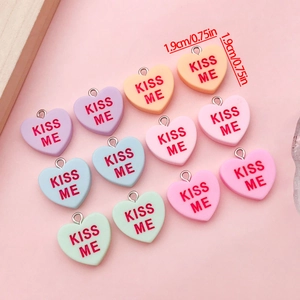 Bunte Herzanhänger aus Harz mit Kiss Me Gravur in Macaron-Farben, Größe 1,9 cm