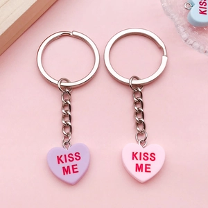 Herzförmige Harz-Schlüsselanhänger in Rosa und Violett mit KISS ME-Schriftzug für DIY-Schmuck