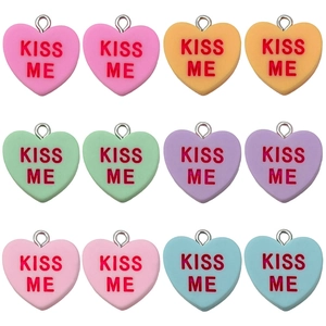 Bunte Herzanhänger aus Harz mit KISS ME Aufdruck und Metallringen für DIY Schmuckbau