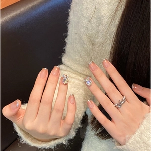 Faux ongles faits main dégradé rose nude avec pointes françaises argentées et strass